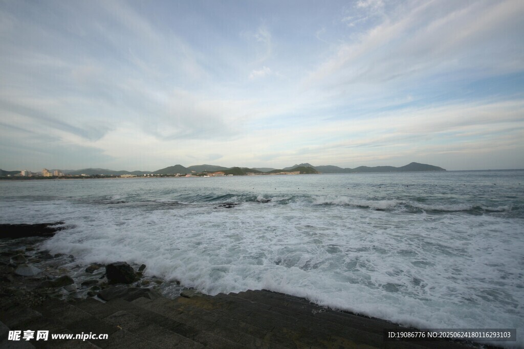 海邊風景海浪翻涌