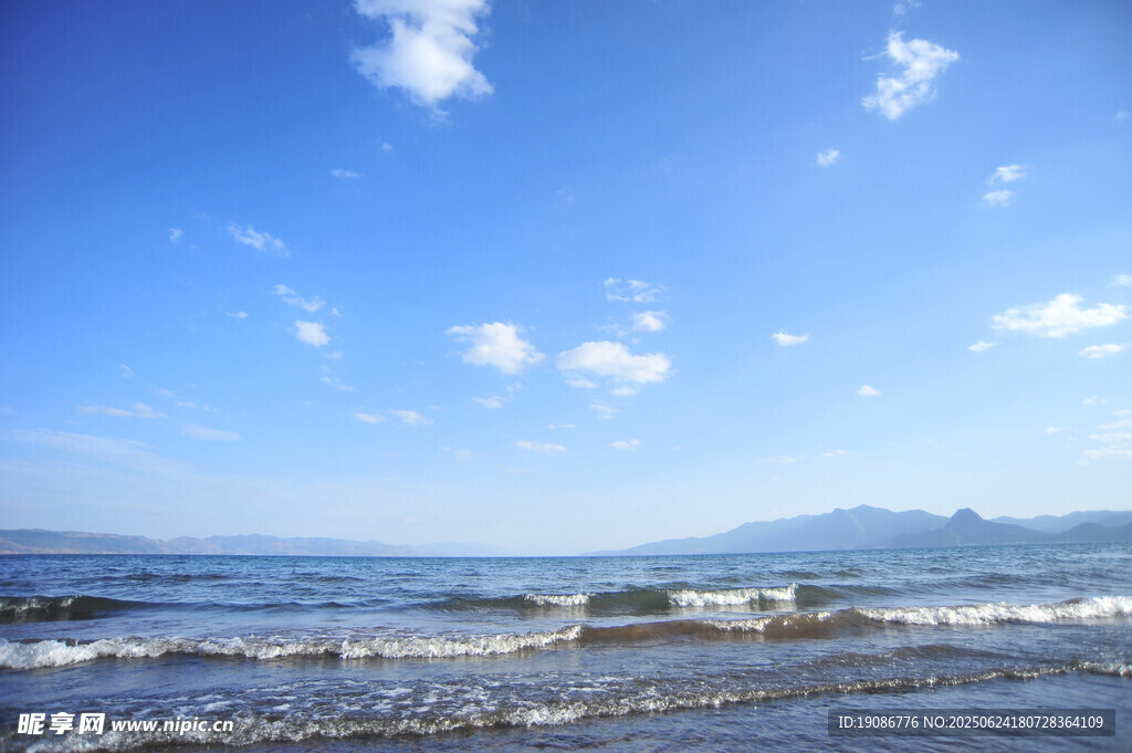 海邊藍天碧波美景