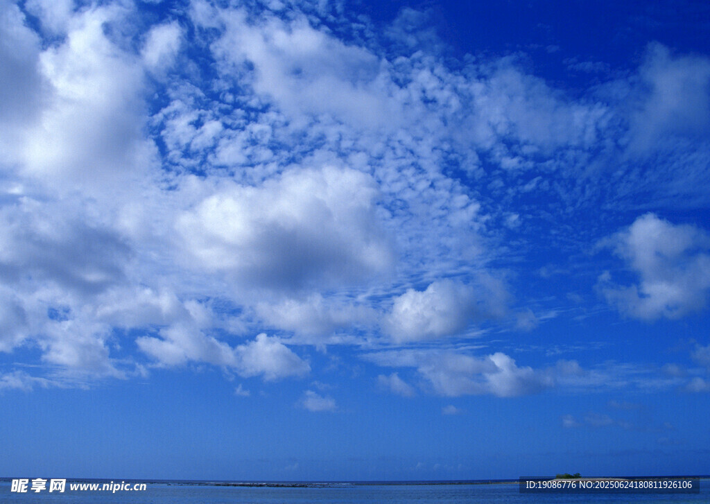 藍天碧海間的云朵美景