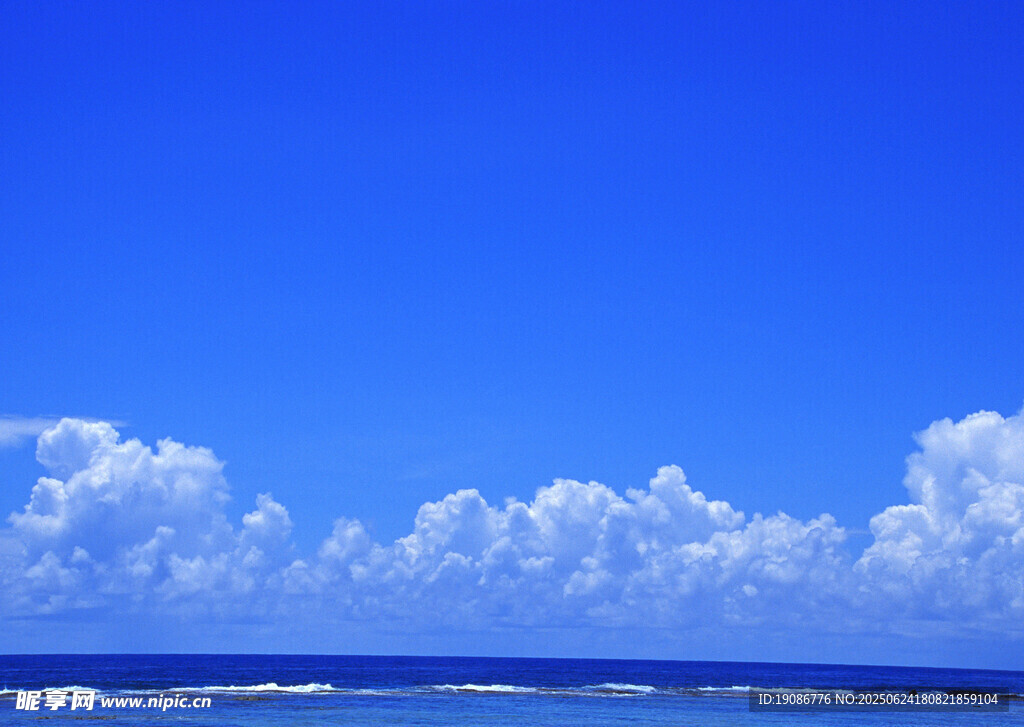 藍(lán)天碧海間的云朵美景