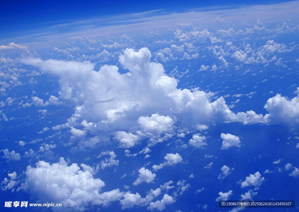 高空俯瞰的壯麗云海景觀