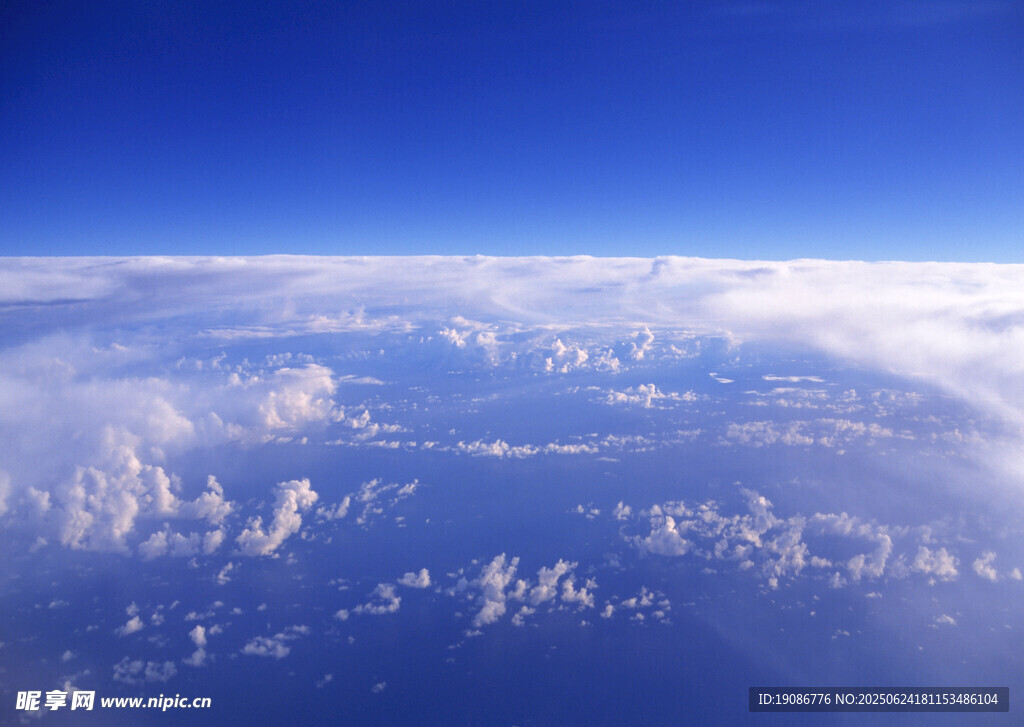 高空俯瞰云海美景
