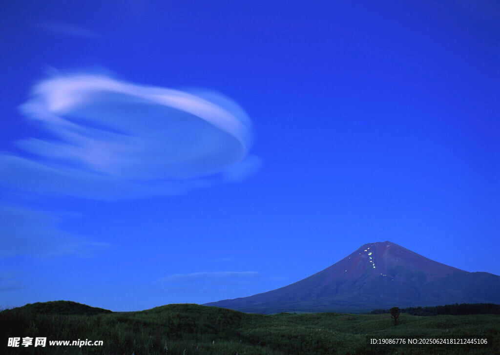 富士山美景藍天白云相伴