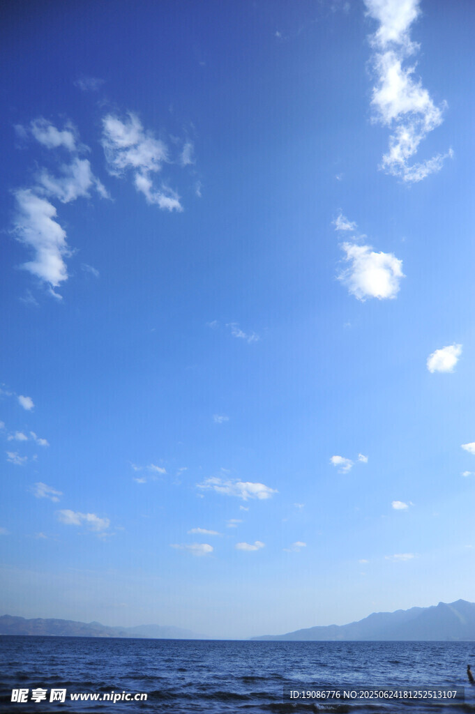 藍(lán)天碧海間的美麗景致