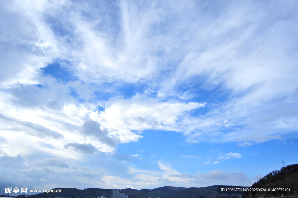 藍(lán)天白云下的山巒美景