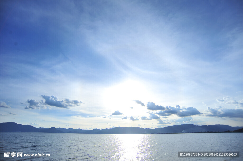 藍(lán)天碧水間的美麗湖景