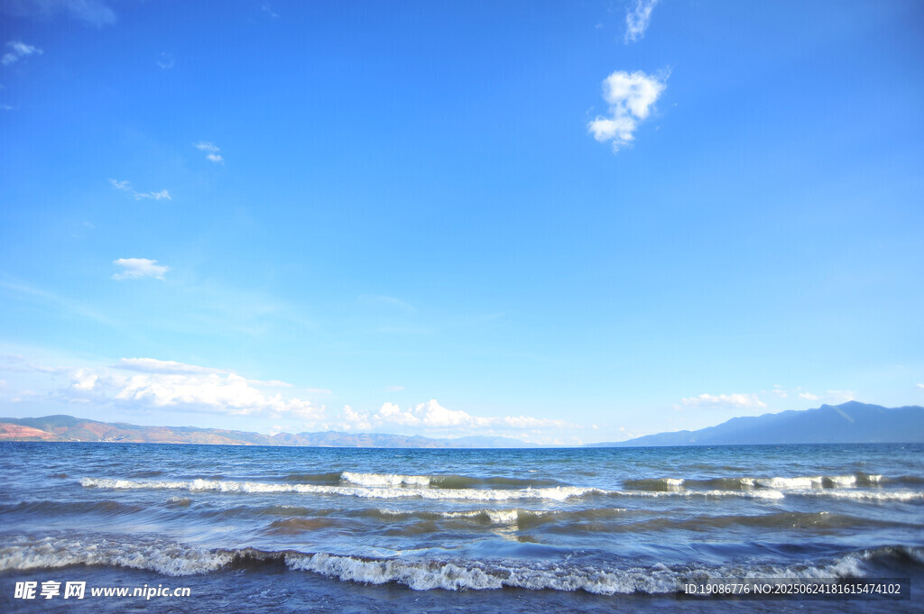 碧海藍天海浪翻涌美景