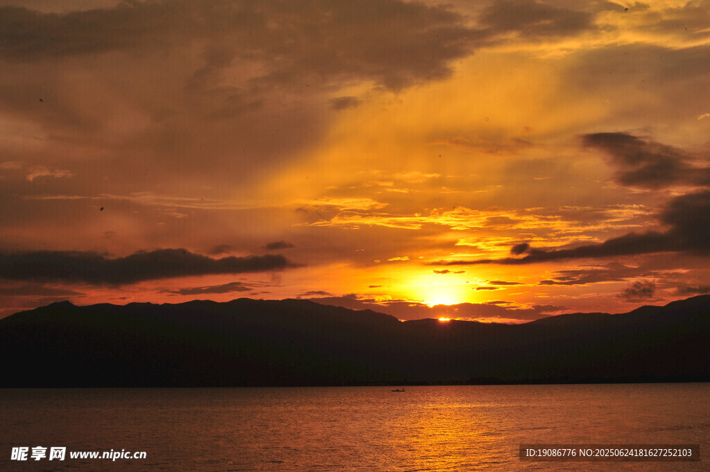 夕陽下的壯麗湖景