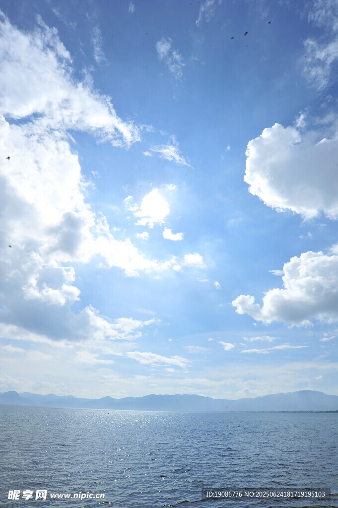 藍(lán)天碧海間的晴朗美景
