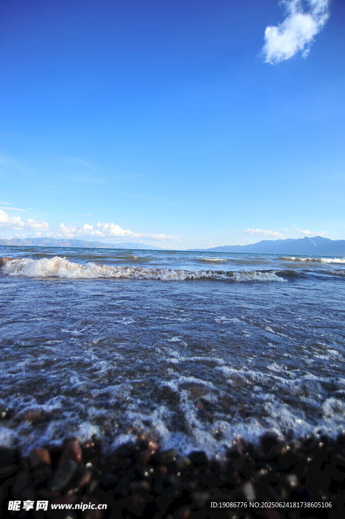 海邊浪花翻涌的美麗景致