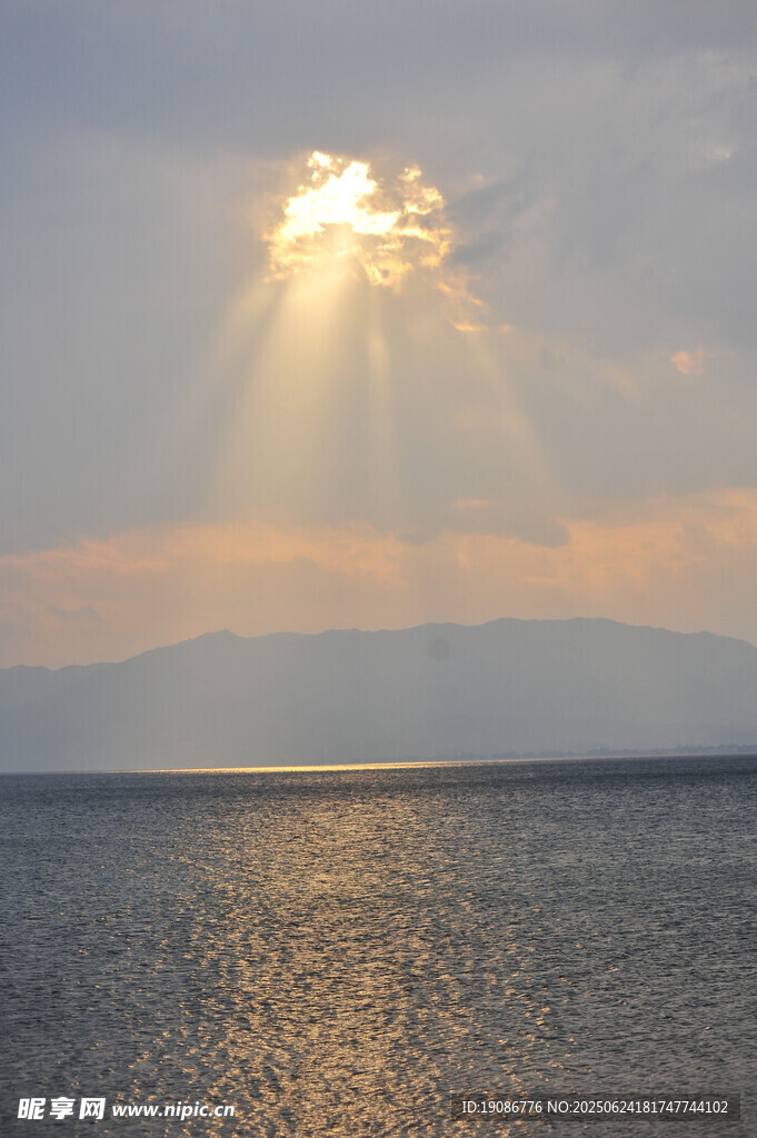 海上日出灑下金色光芒