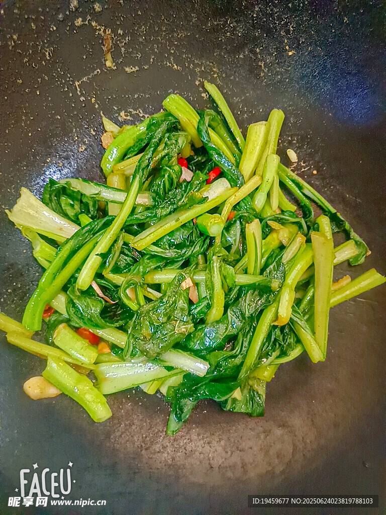 鍋中炒制的鮮嫩青菜