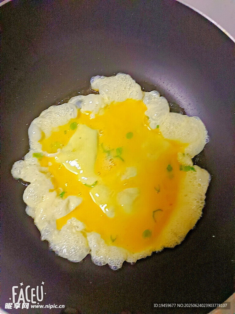 鍋中美味煎蛋制作