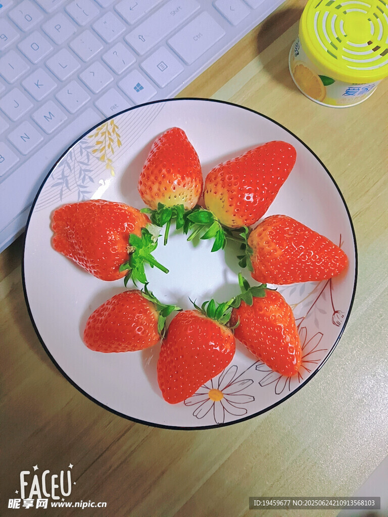 草莓擺盤造型精美