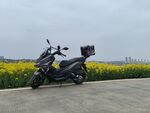 田野邊的黑色踏板摩托車