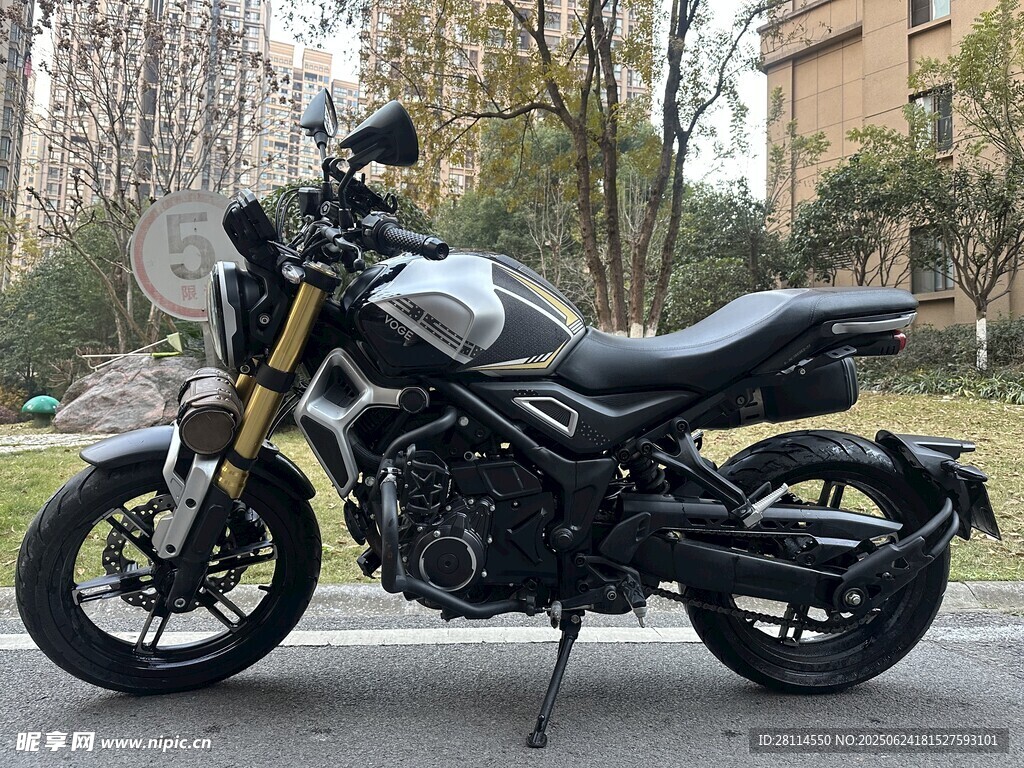 復(fù)古風格摩托車停于戶外