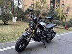復古摩托車停于戶外道路