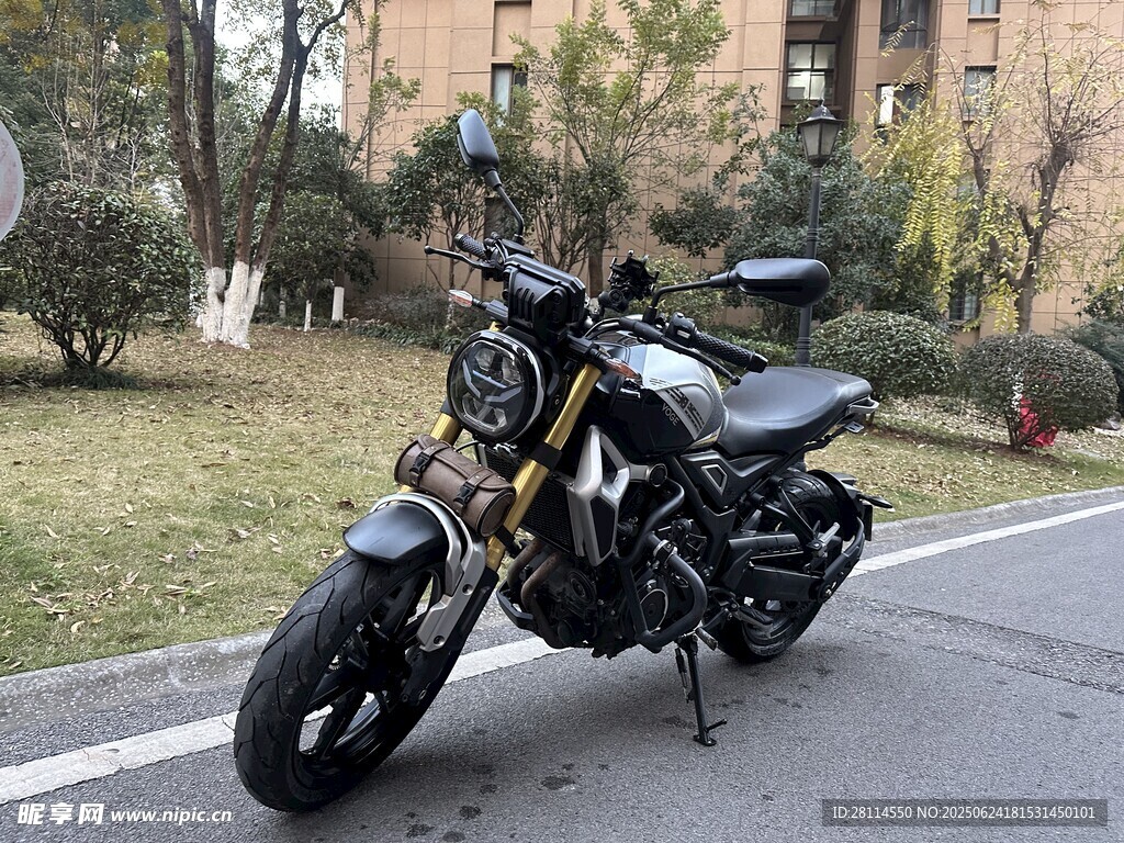 復古摩托車停于戶外道路