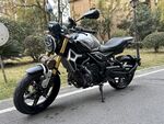 炫酷黑色摩托車停于路邊