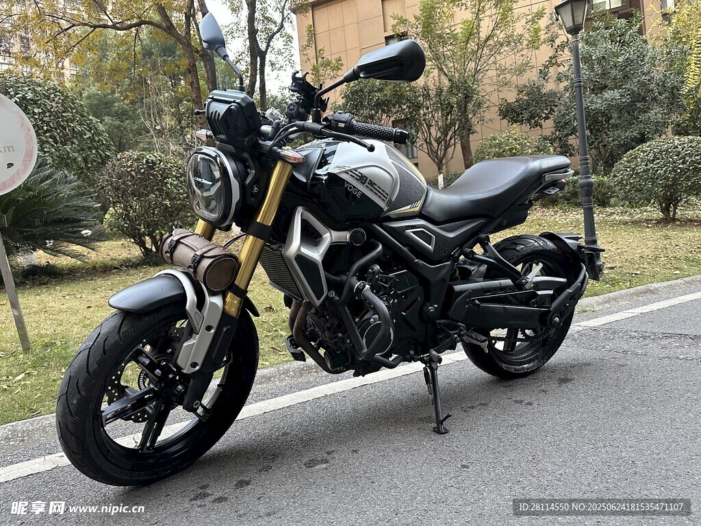 炫酷黑色摩托車停于路邊