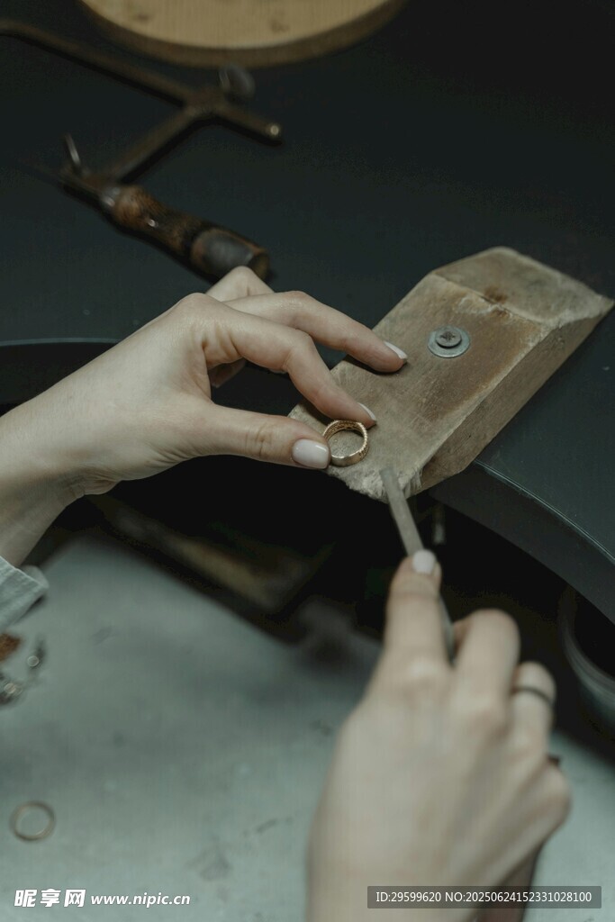 手工制作中的手部操作瞬間