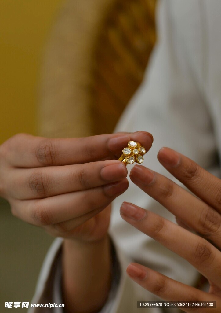 手持精美戒指特寫