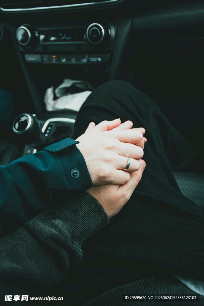 車內情侶牽手的溫馨瞬間