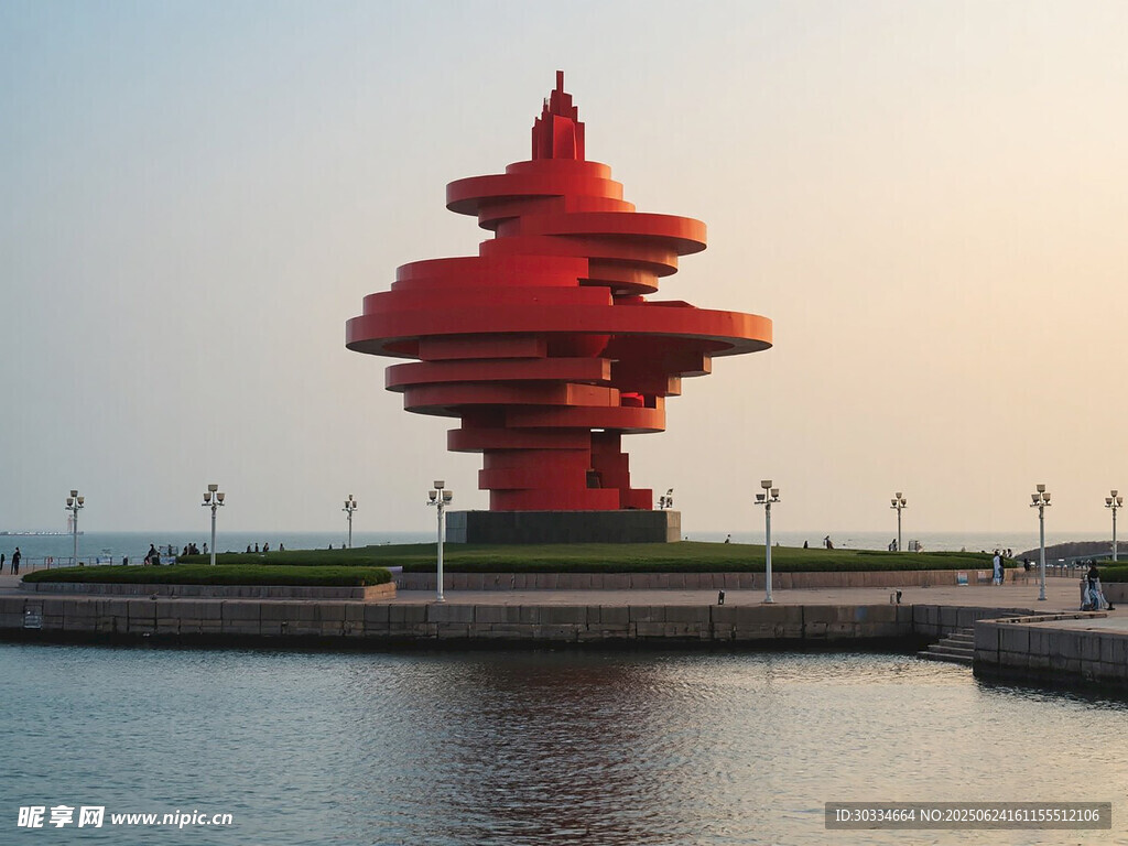 海上紅色螺旋雕塑景觀