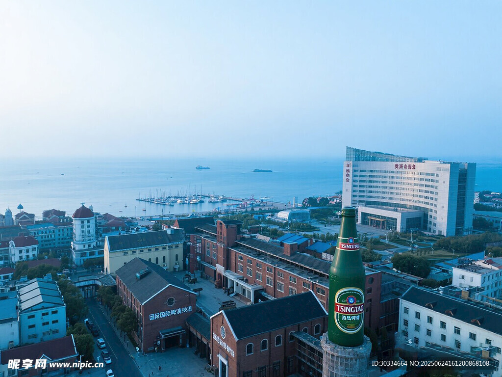 城市天際線與遠處海景
