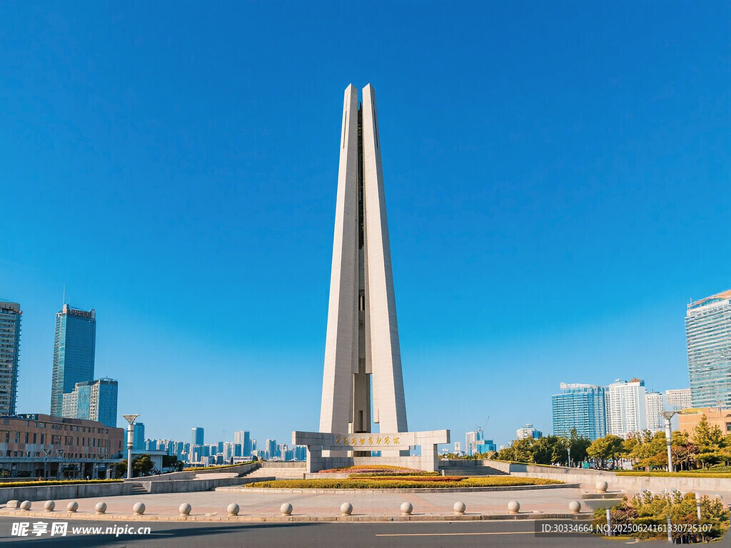 高聳紀(jì)念碑矗立城市藍天