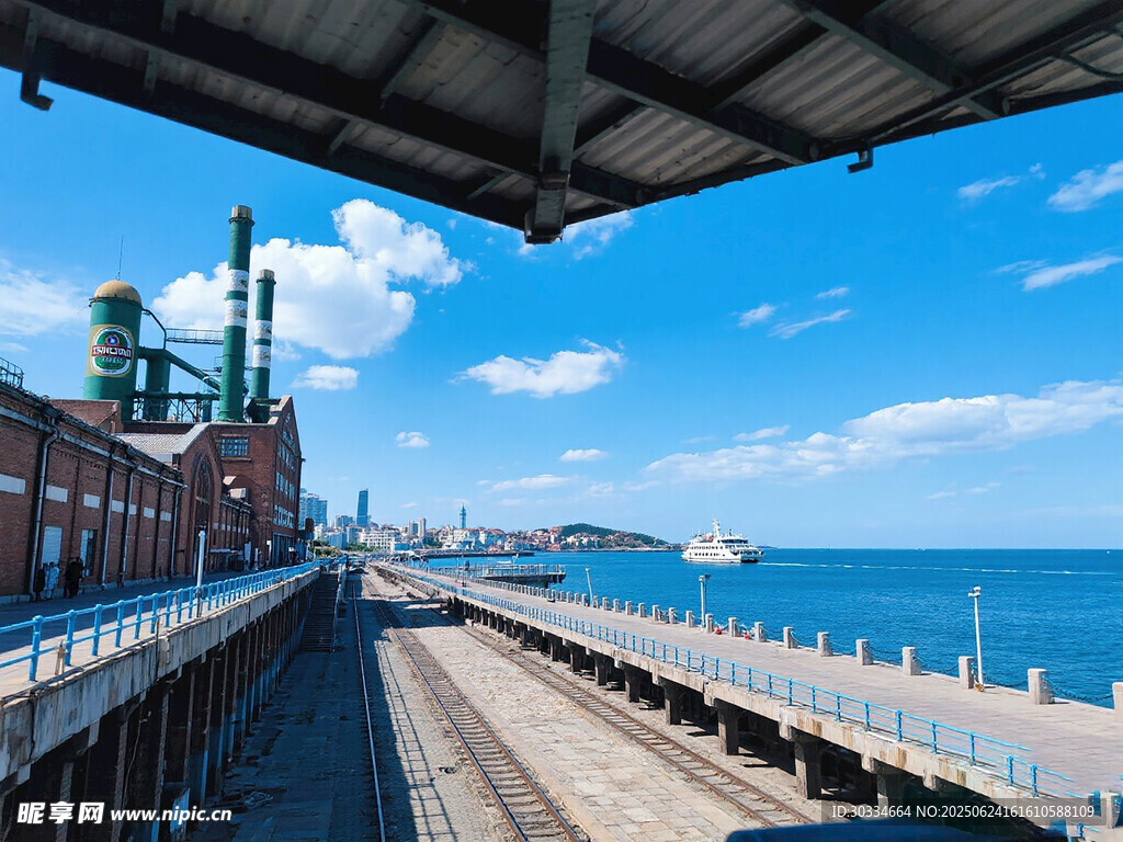 海邊鐵軌旁的工業風景致