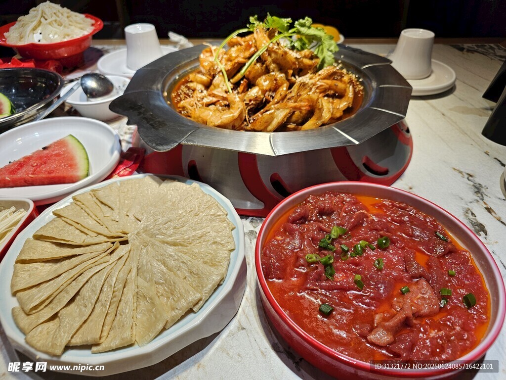 豐盛中式美食聚餐場景