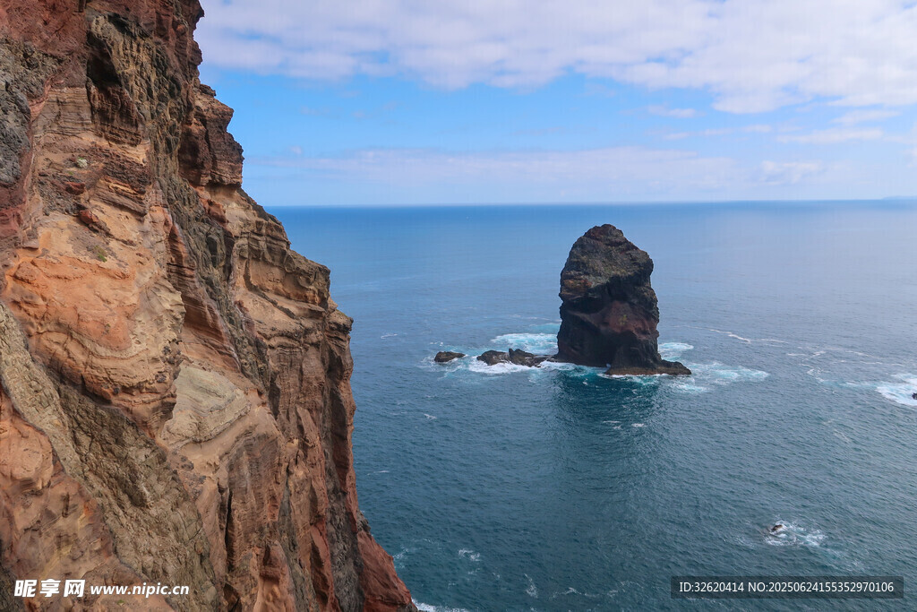 海邊嶙峋礁石與壯闊海景