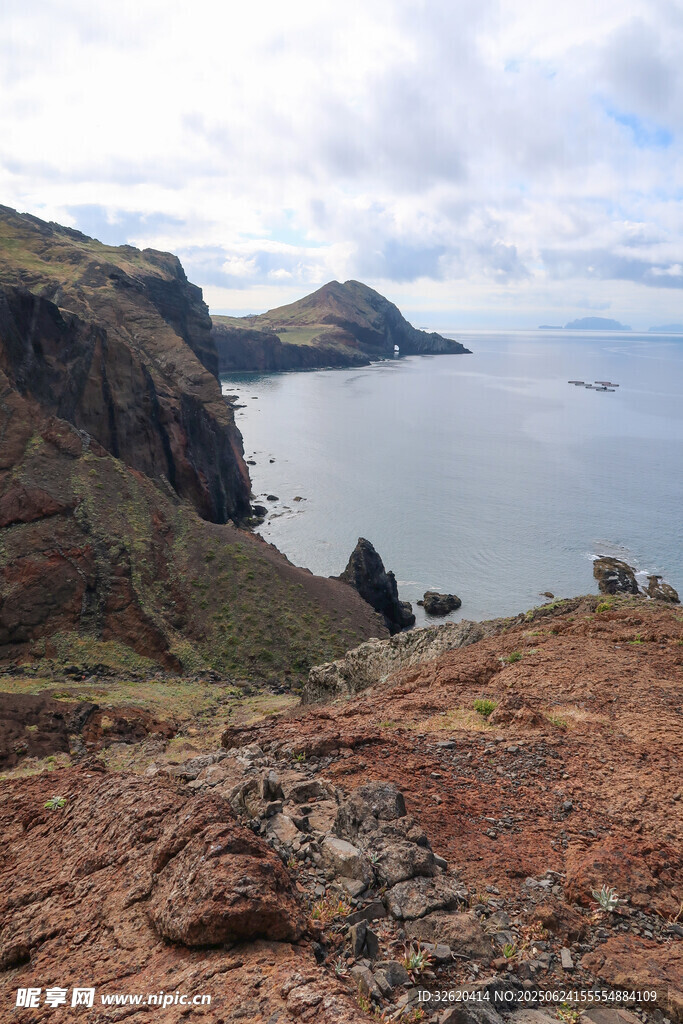 海岸邊的壯麗巖石景觀