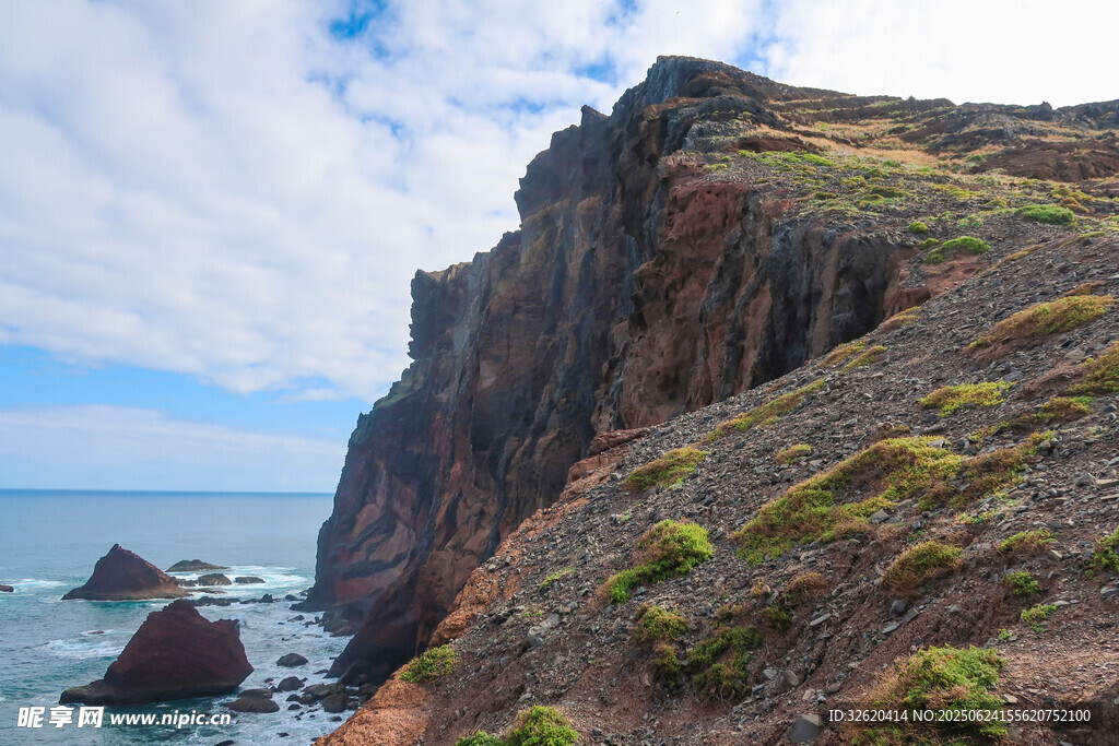 海岸邊的陡峭巖石景觀