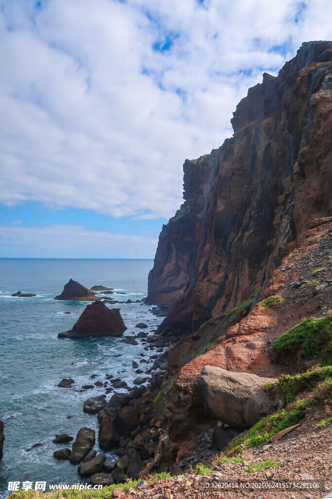 海岸邊的壯麗巖石景觀