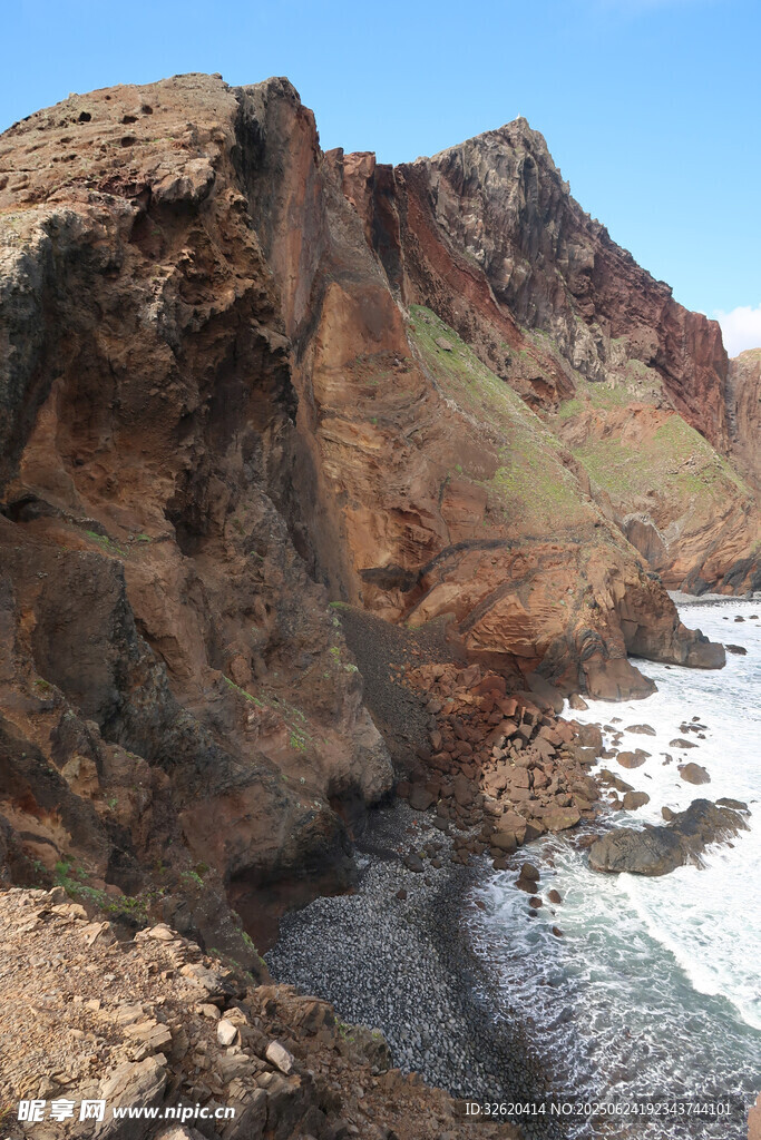 海岸邊的嶙峋巖石景觀