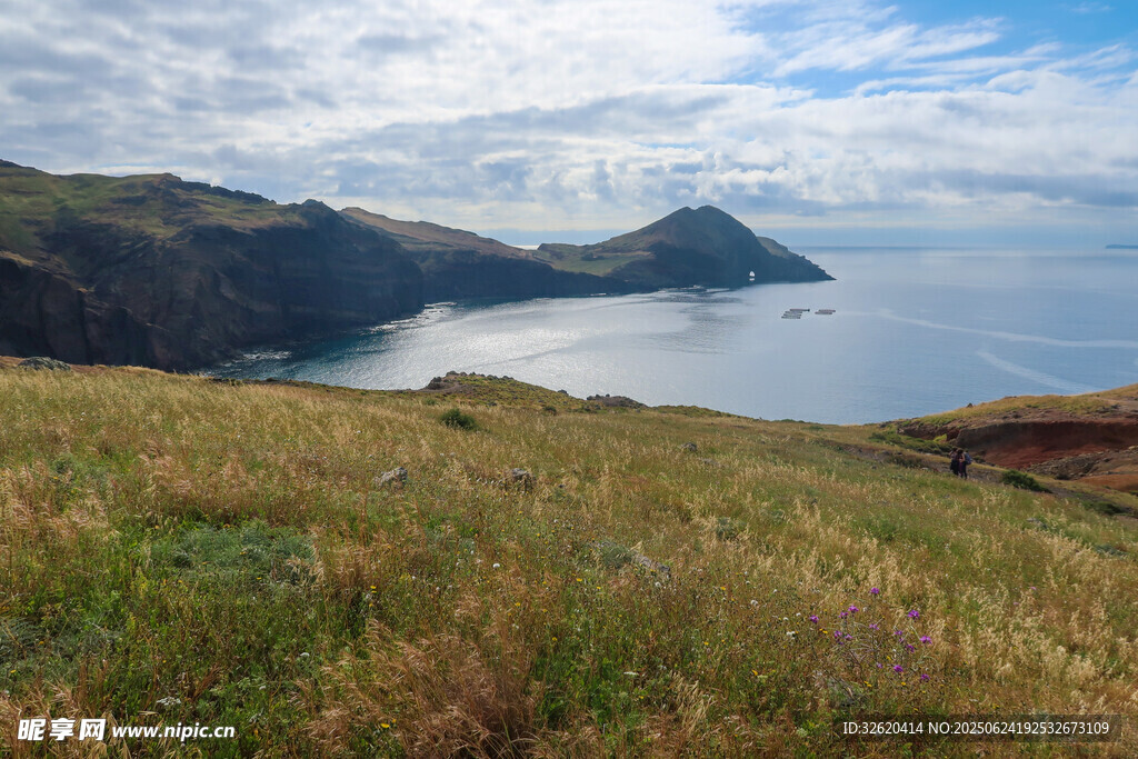 海邊草地與壯闊山海景色