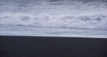 海浪拍打深色海岸