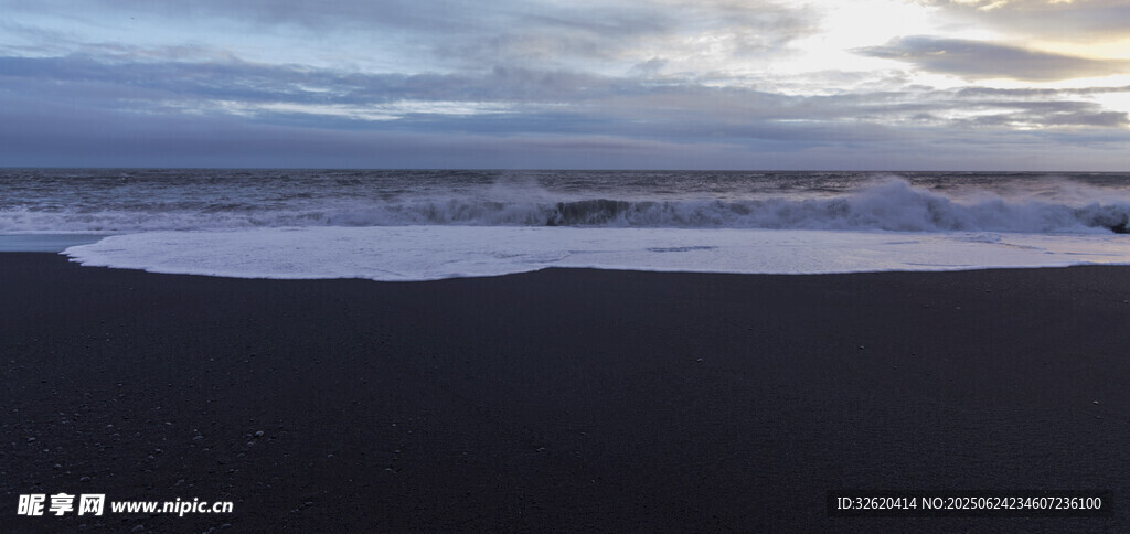 海邊黑沙灘與翻涌海浪
