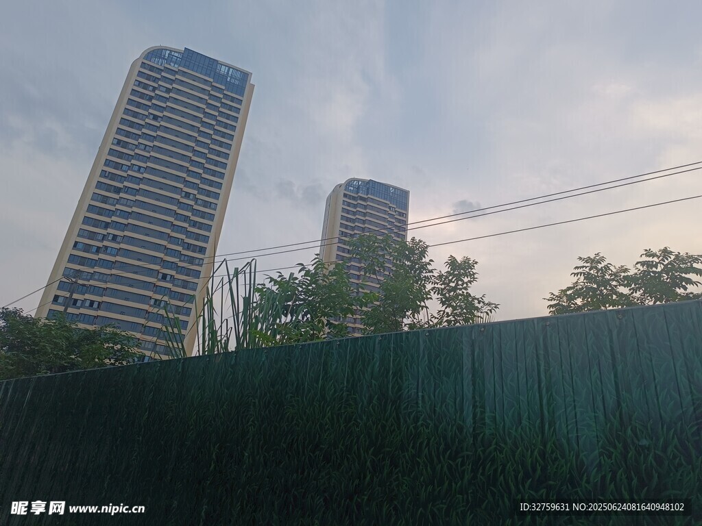 高樓與綠植圍欄景觀