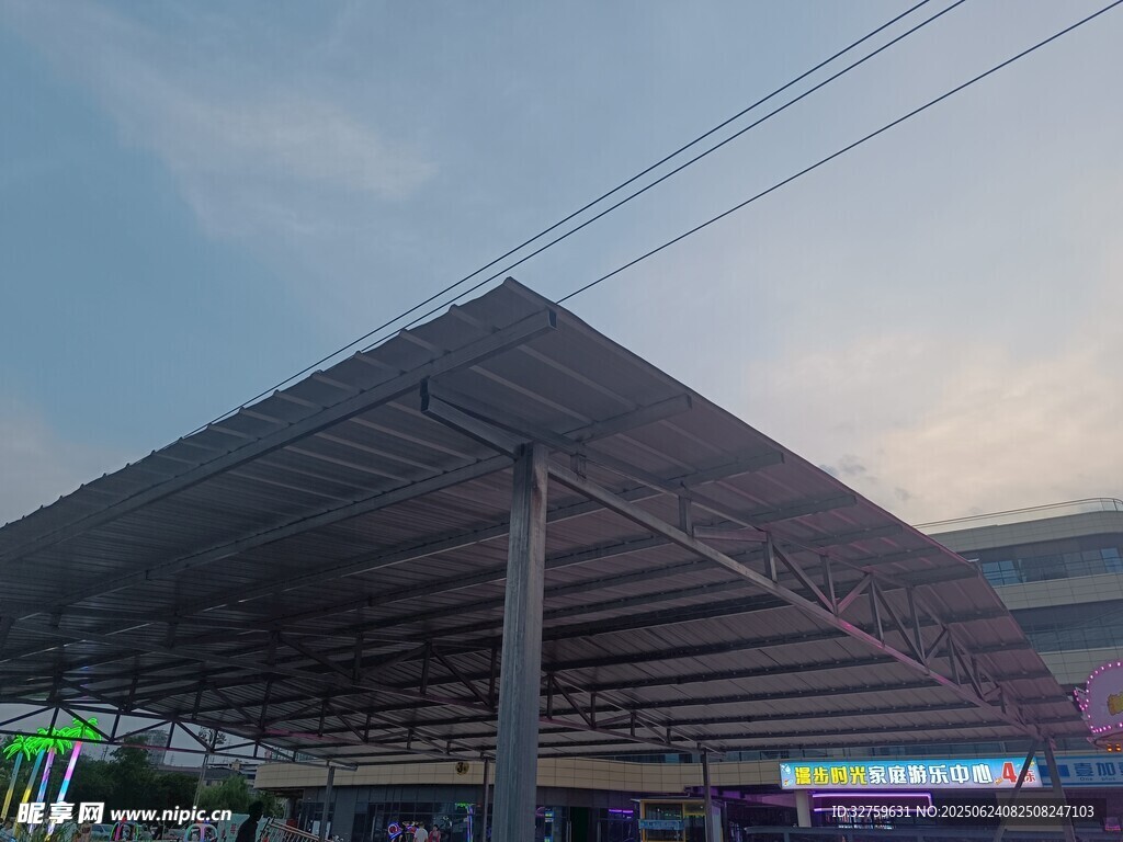 城市中獨(dú)特造型的建筑屋頂