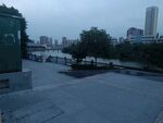 城市雨天空曠廣場景象