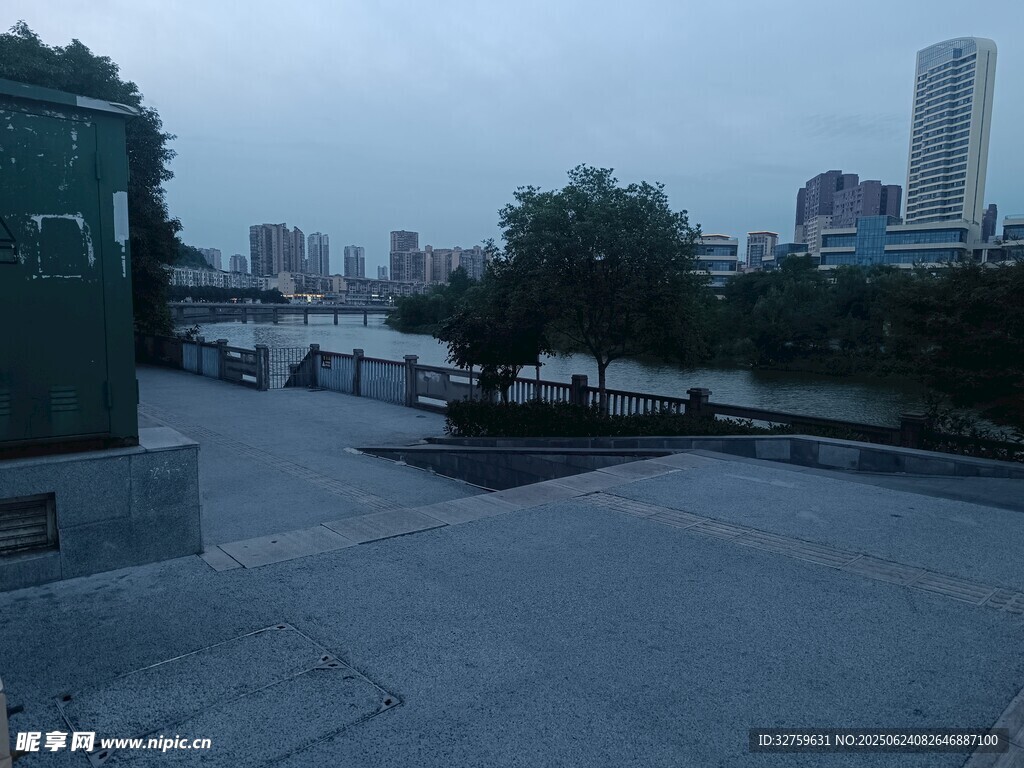 城市雨天空曠廣場(chǎng)景象