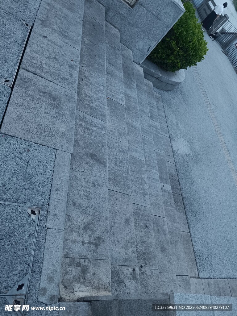 戶外灰色石階與綠植景觀