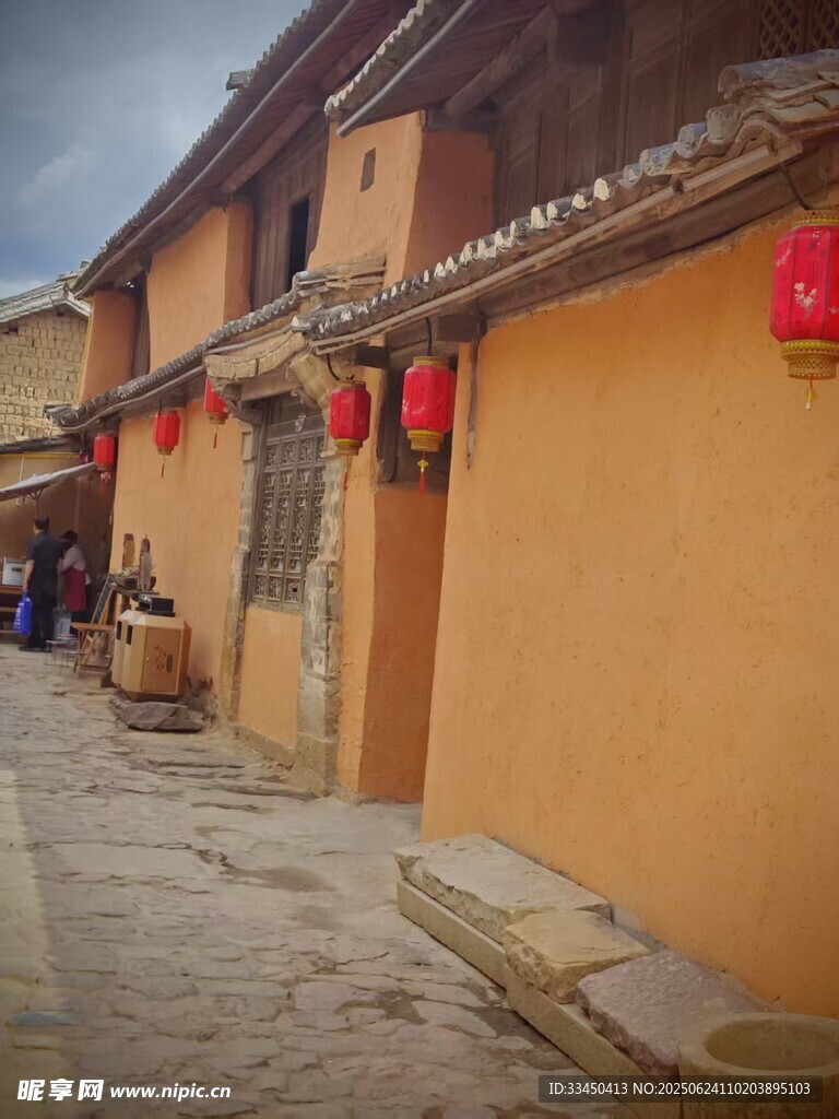 云南大理古巷民居  紅燈籠點綴