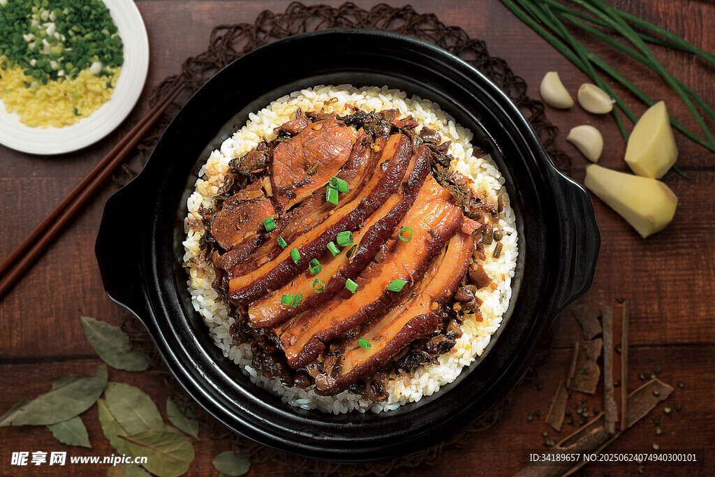 梅菜扣肉煲仔飯