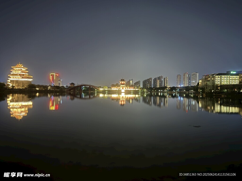 城市夜景湖面倒影