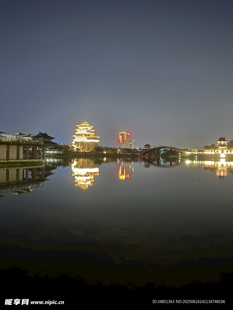 湖畔夜景 古建筑倒映水中