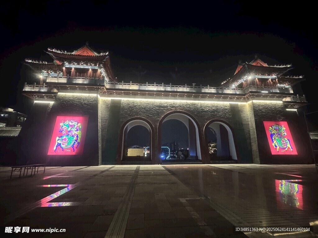 夜晚璀璨的中式拱門建筑